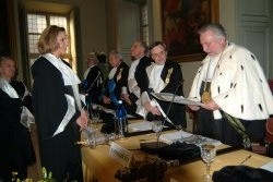Margherita Fenoglio ritira la laurea ad honorem per Giuseppe Fenoglio